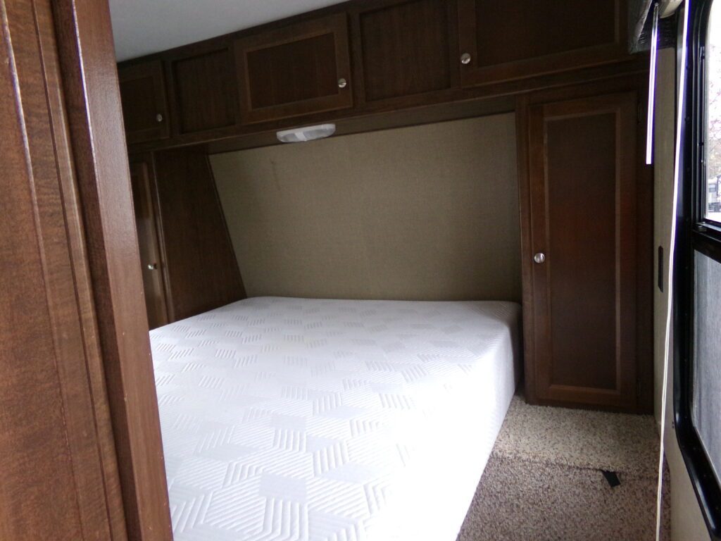 2015 Winnebago M-27Q-Ford / 28.5'