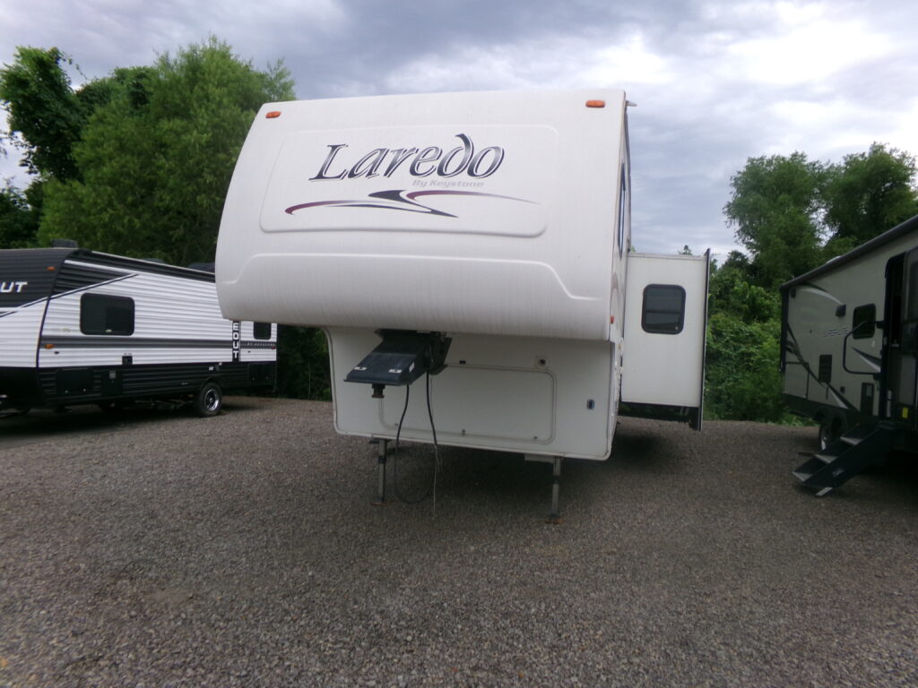 2004 Laredo 29BH /31'